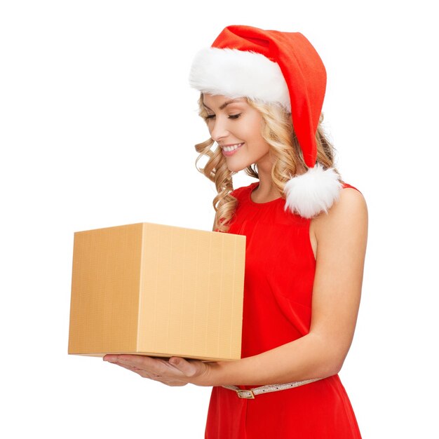 Navidad, Navidad, invierno, concepto de felicidad - mujer sonriente con sombrero de ayudante de santa con caja de regalo