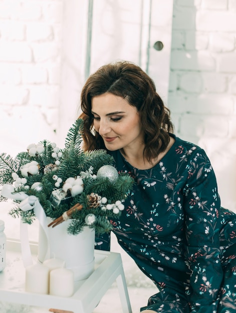 Navidad Niña se inclinó sobre el ramo de Año Nuevo Maquillaje Estilo de cabello saludable