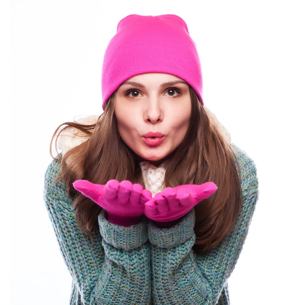 Navidad niña mujer de invierno soplando nieve