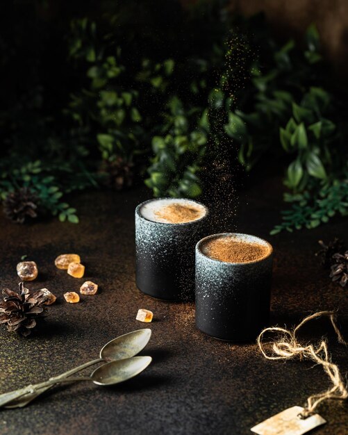 Navidad o Año Nuevo chocolate caliente de invierno con malvaviscos en taza sobre tablero de madera espacio de copia de enfoque selectivo