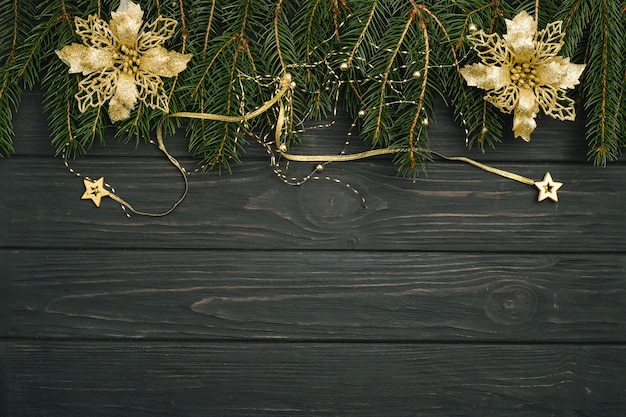 Navidad o año nuevo fondo de madera oscura, pizarra de Navidad enmarcada con adornos de temporada, vista desde arriba
