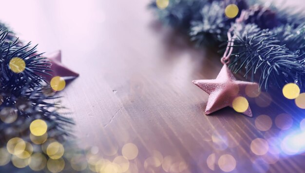 Navidad o Año Nuevo fondo de madera oscura Tablero de Navidad enmarcado con decoraciones de temporada espacio para un texto