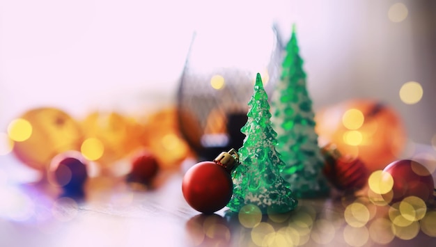 Navidad o Año Nuevo fondo de madera oscura Tablero de Navidad enmarcado con decoraciones de temporada espacio para un texto