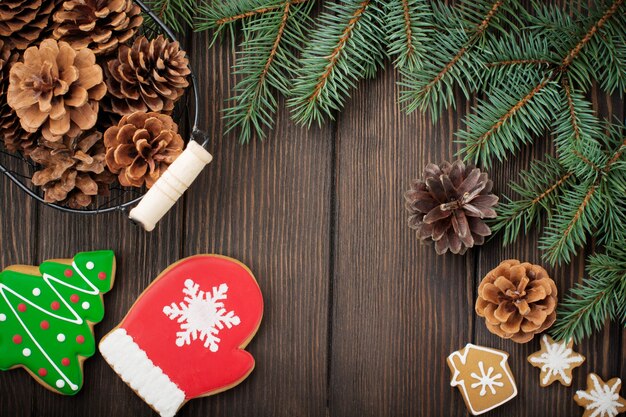 Navidad o año nuevo. Ramas de abeto, juguetes para árboles de Navidad, estrellas, copos de nieve y conos en madera de color marrón oscuro.