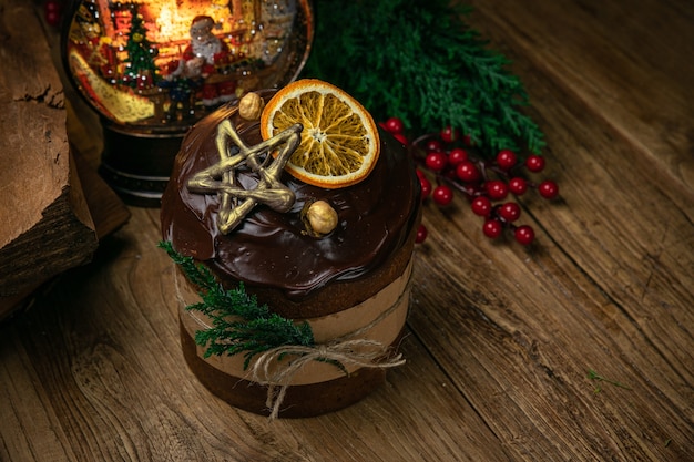 Navidad, panettone de chocolate sobre una mesa de madera