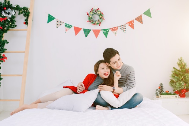 Navidad. Pareja asiática en casa celebrando el año nuevo.