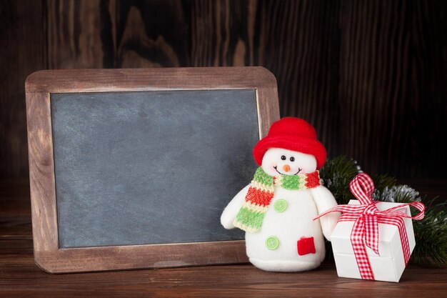 Navidad pizarra muñeco de nieve y regalo