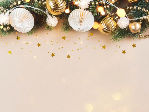 Foto navidad plana año nuevo frontera bolas de navidad guirnalda decoración de la temporada fondo beige