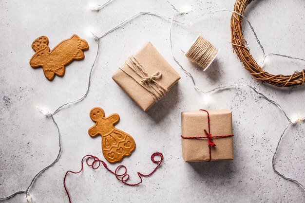 Navidad plana con cajas de regalos, guirnaldas y galletas de jengibre