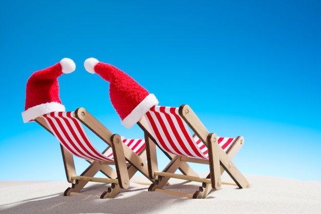 Navidad en la playa: dos sillas y gorros de Papá Noel