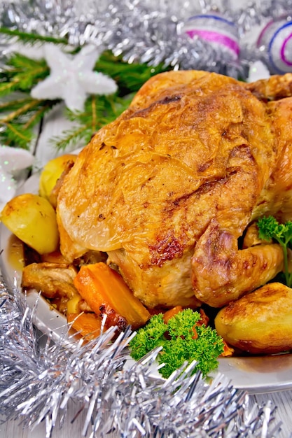 Navidad de pollo con verduras y oropel de plata