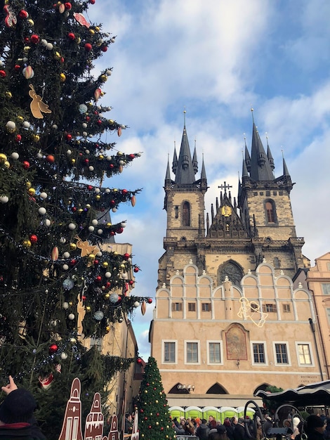 Navidad Praga con un árbol de Navidad. Año Nuevo en República Checa. Hermosa Plaza de la Ciudad Vieja de Praga