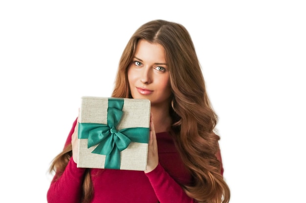 Navidad presente feliz mujer sosteniendo un regalo o caja de belleza de lujo entrega de suscripción aislado sobre fondo blanco.