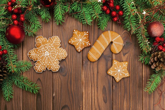 Navidad con rama de abeto decorado con pan de jengibre.