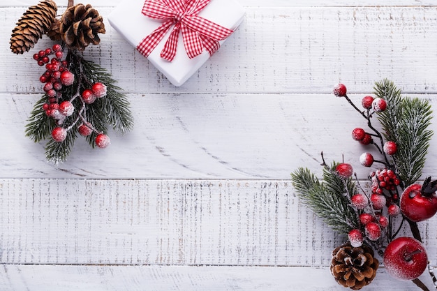 Navidad con ramas de abeto, piñas y bayas.