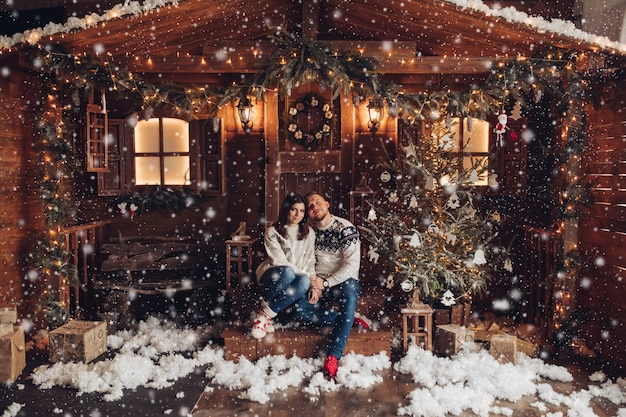 Navidad retrato de una joven pareja