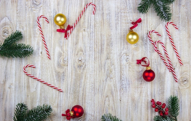 Navidad, roseta sobre un fondo de madera de juguetes regalos de año nuevo.