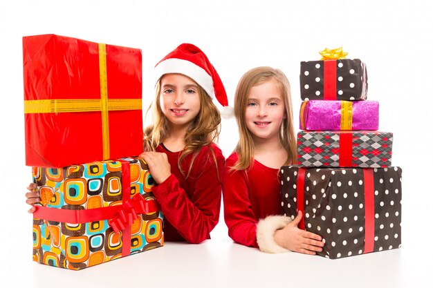 Navidad santa niño niñas con muchos regalos apilados