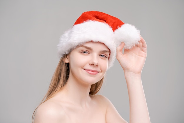 Navidad Santa sombrero aislado retrato femenino Sonriente niña feliz en gris