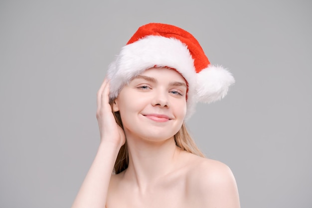 Navidad Santa sombrero aislado retrato femenino Sonriente niña feliz en gris