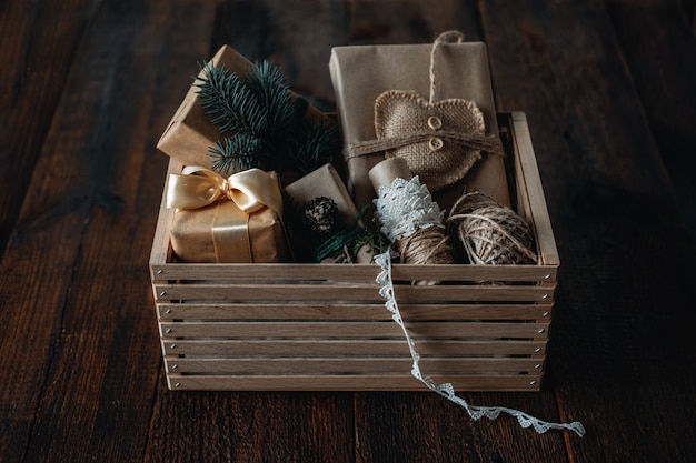 Navidad sostenible, regalos cero residuos, decoraciones navideñas naturales. Envoltorio de caja de cuidado de regalos de Navidad