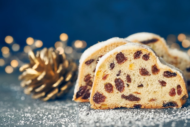 Navidad stollen en blanco-azul con bayas y luces de Navidad