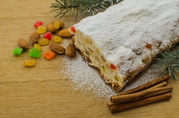 Navidad stollen con ramitas de abeto, nueces y bayas