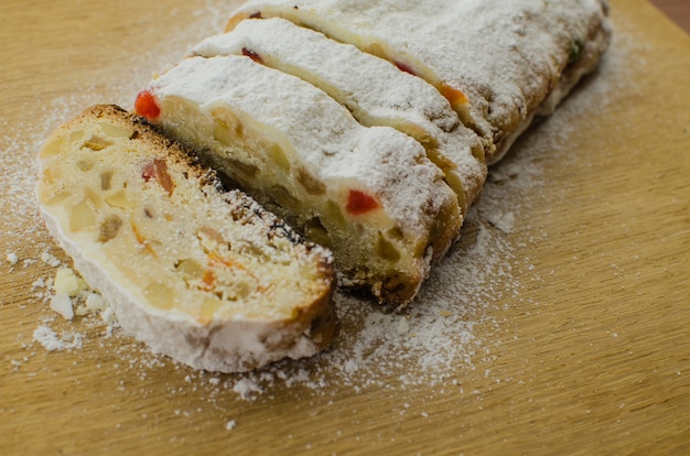 Navidad stollen con ramitas de abeto, nueces y bayas