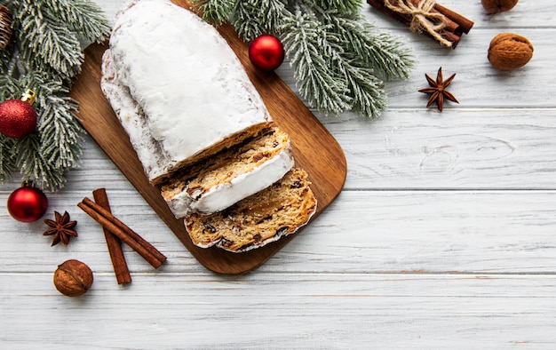 Navidad stollen sobre fondo de madera