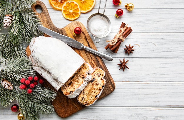 Navidad stollen sobre fondo de madera