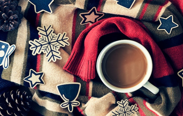 Navidad. Taza de café sobre fondo rojo suéter. sobre tono ligero y vintage