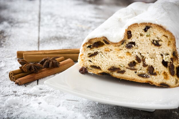 Navidad tradicional alemana stollen con palitos de canela