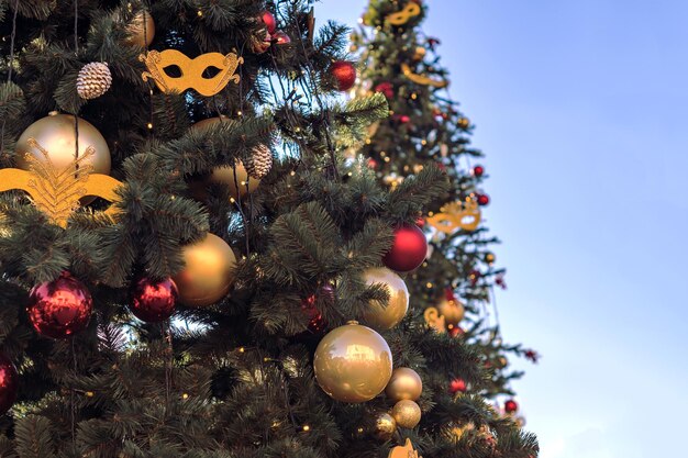 Foto navidad y vacaciones de año nuevo de fondo árbol de navidad decorado con bolas y guirnaldas