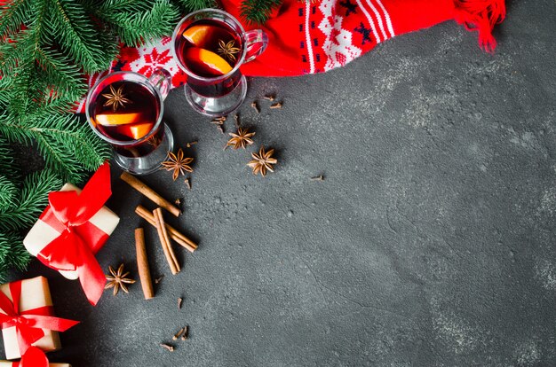 Foto navidad con vino caliente y una cálida bufanda.