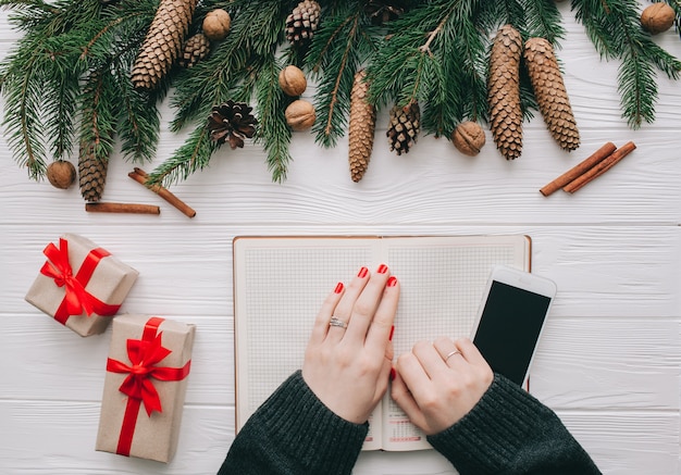 navidad, wooman, tenencia, teléfono, en, fondo de madera