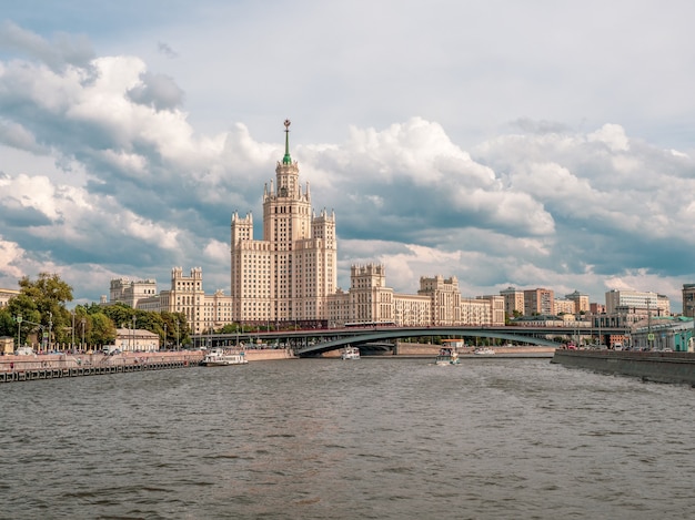 Navigation auf dem Moskauer Fluss. Schöne Aussicht auf Moskau. Bogenbrücke über den Moskauer Fluss. Russland.