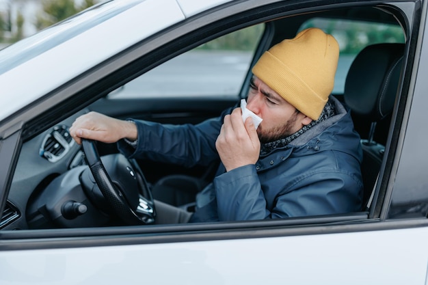 Navigieren Sie durch die Straßen der Stadt mit einem bärtigen Chauffeur, der sich der harten Realität der Grippe-Saison stellt.