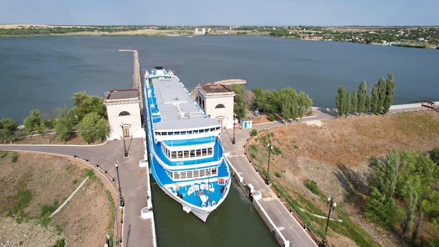 Navio a motor de cruzeiros Um grande cruzeiro com turistas a bordo do VolgaDon Shipping Canal Volgograd