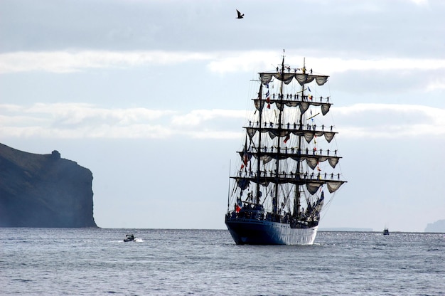 Navio a navegar no mar contra o céu