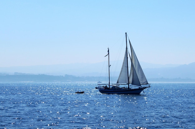 Navio a vela no mar