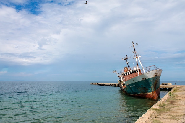 Navio abandonado nas águas do mar do Caribe