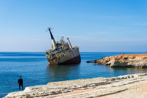 Navio abandonado que naufragou perto da costa de Chipre