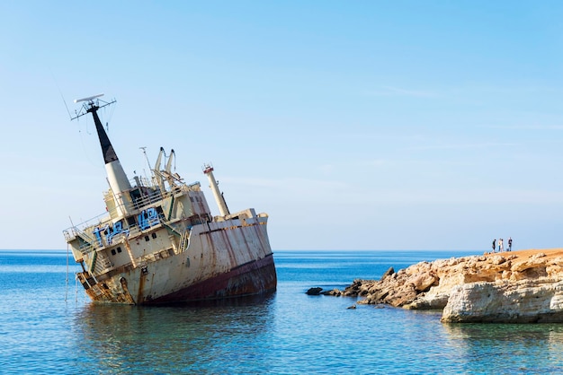 Navio abandonado que naufragou perto da costa de Chipre