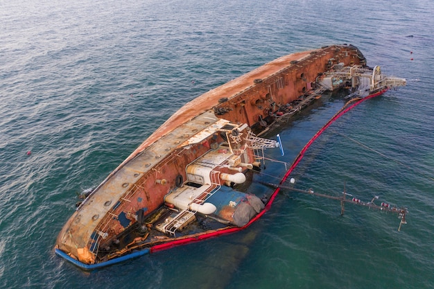 Navio afundado no oceano