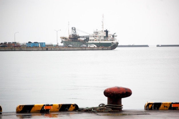 Foto navio ancorado na doca contra o céu limpo