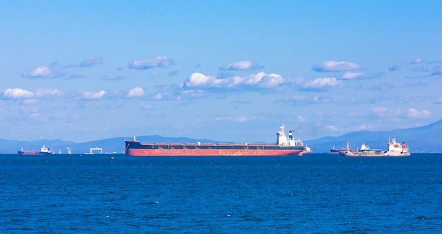 Foto navio cargueiro de contêineres vazios esperando em vladivostok, rússia