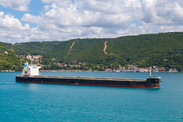 Navio cargueiro de tamanho grande em dia ensolarado