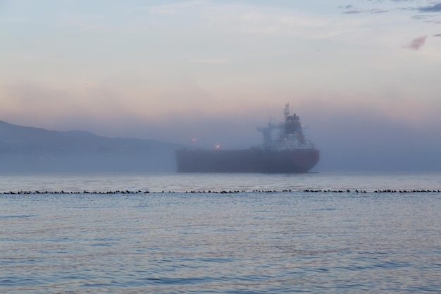 Navio comercial estacionado em Burrard Inlet perto de Horseshoe Bay