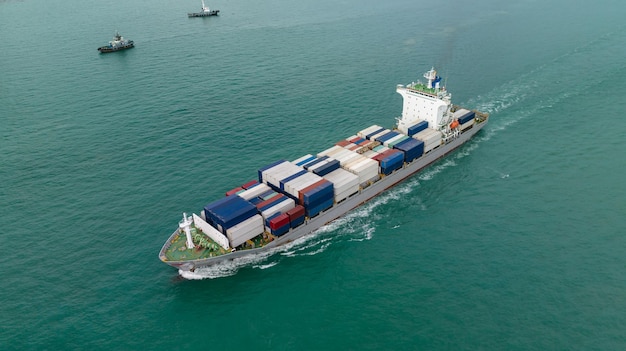 Foto navio-container de carga que navega a toda a velocidade no mar para importar mercadorias de exportação e distribuir produtos