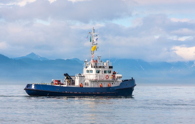 Navio da guarda costeira na baía do oceano pacífico